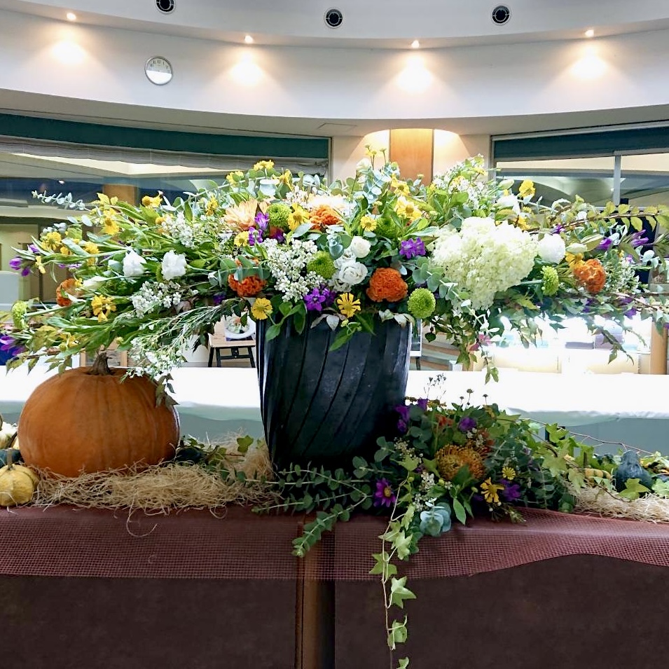 イベント会場　テーブル　花装飾